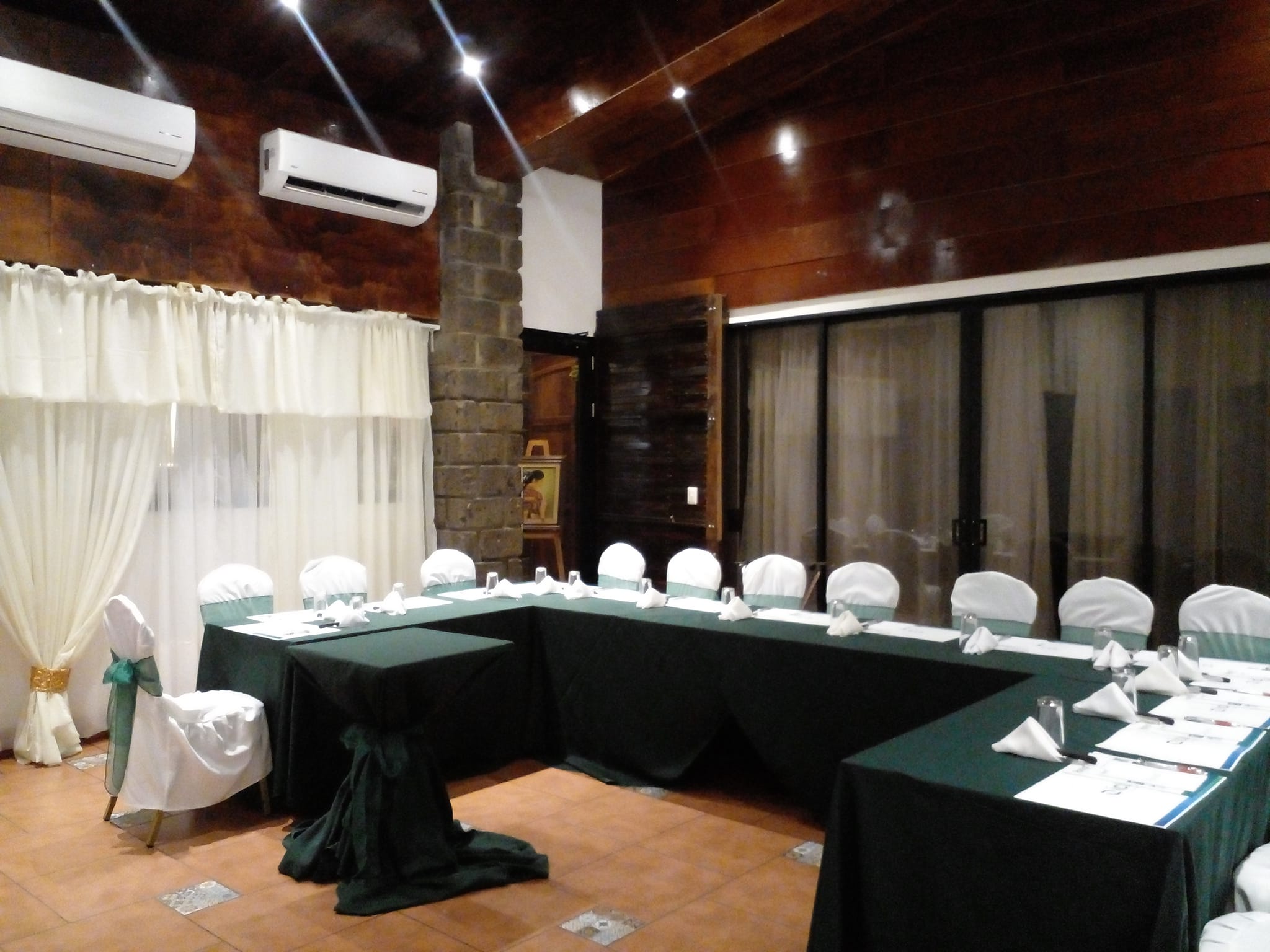 Montaje en forma de U para una reunión corporativa en El Patio