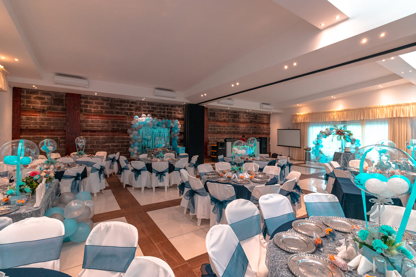 Salón montado en turquesa y plata para una fiesta de quince años