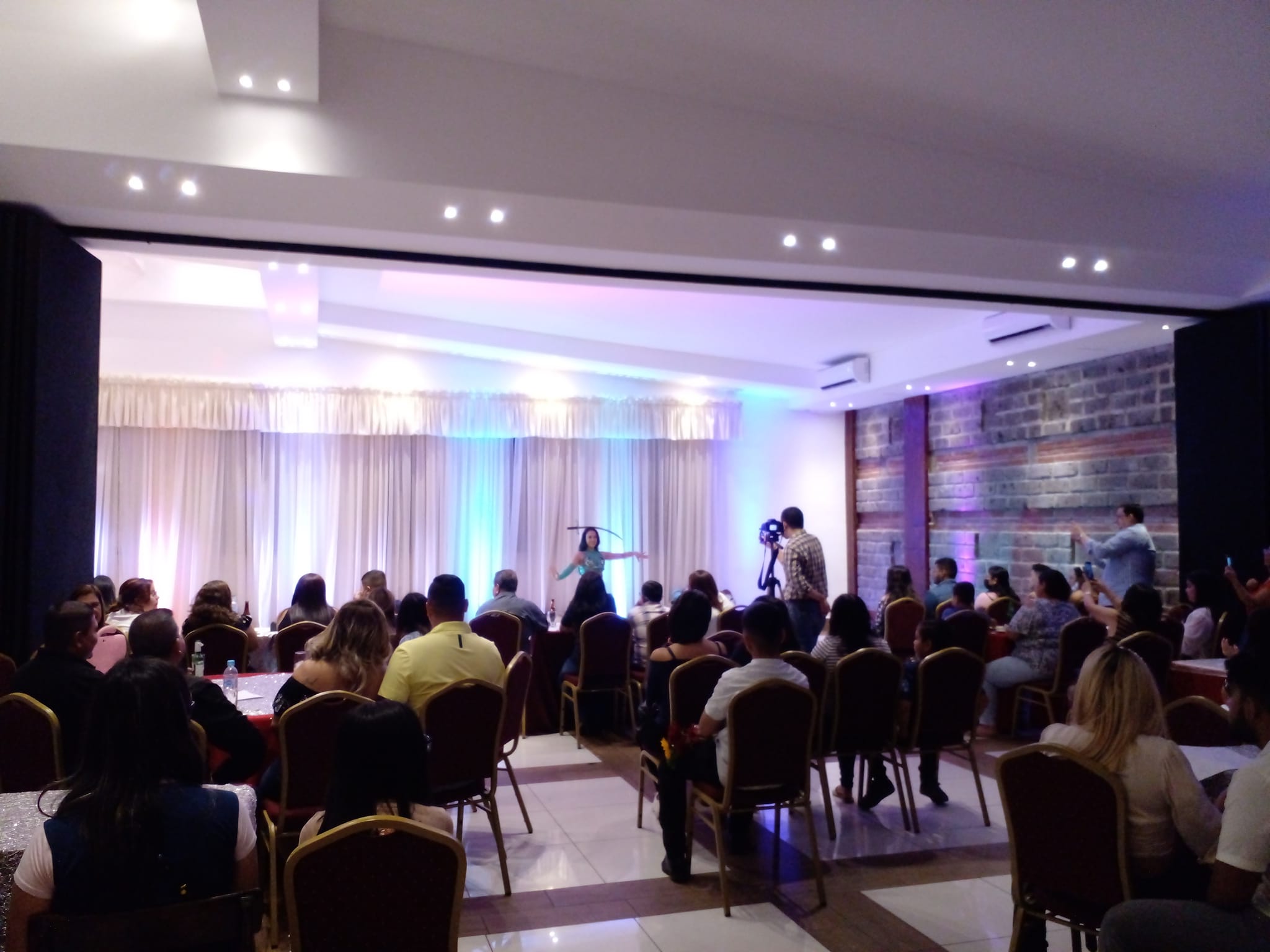 Espectáculo en vivo durante un evento en uno de los salones de El Patio